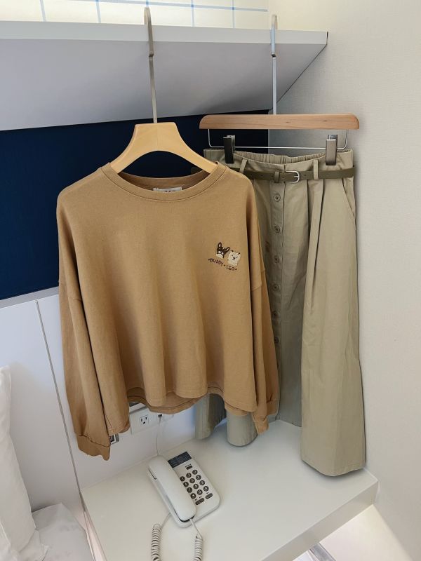 刺繡狗勾落肩T恤 刺繡狗勾T恤、落肩T恤、寬鬆上衣、可愛T恤、百搭上衣、休閒T恤、秋冬上衣、趣味刺繡T恤、日常穿搭上衣、舒適T恤、女款落肩T恤