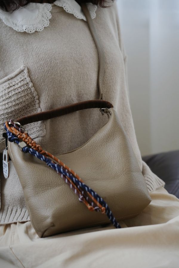 奶綠日系斜背包 斜背包、奶綠小包、荔枝皮紋包、日系手提包、百搭包款、休閒斜背包、女裝包、通勤包、日系包款、質感小包