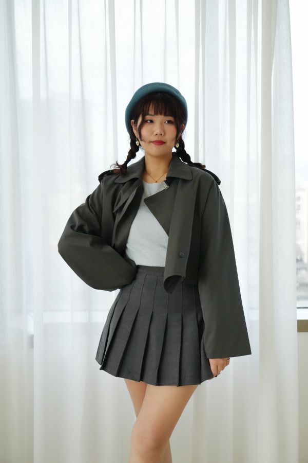 重工挺挺短款風衣 短款風衣、韓系風衣、重工外套、挺版外套、短版風衣、灰色風衣、紅色風衣、百搭外套、韓系穿搭、時尚女裝