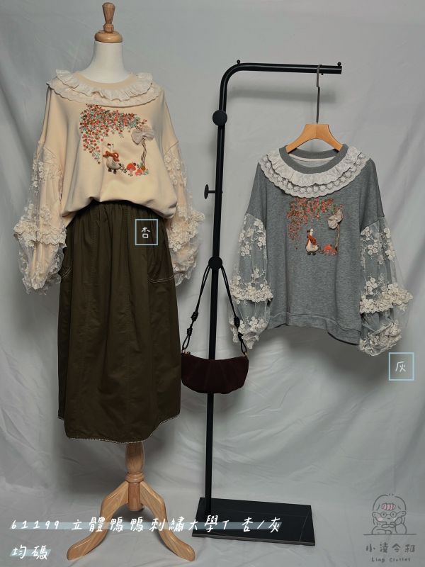 立體鴨鴨刺繡大學T 立體鴨鴨刺繡大學T、大學T、刺繡上衣、袖蕾絲設計上衣、秋冬女上衣、休閒上衣、百搭大學T、趣味刺繡上衣、日常穿搭上衣、女長袖上衣、秋冬百搭上衣、可愛刺繡上衣