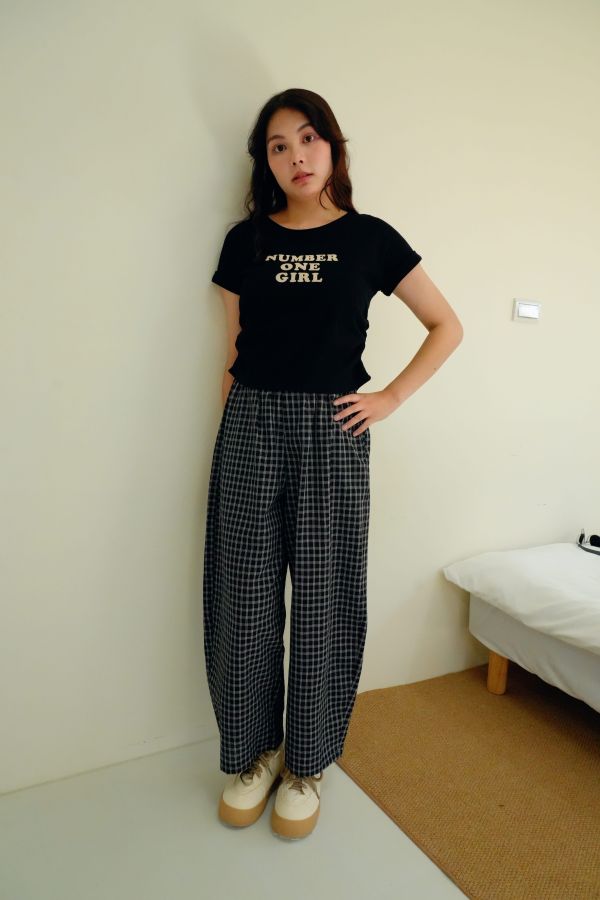 植絨字母顯腰身上衣 植絨字母上衣、顯腰身T恤、修身短袖上衣、字母設計T恤、女生短版上衣、高腰搭配上衣、簡約時尚上衣、貼身剪裁T恤