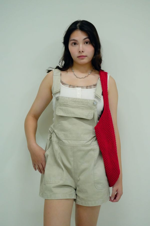 簡約層次假兩件背心 假兩件背心、層次感穿搭、百搭無袖上衣、女生背心推薦、夏季假兩件、一件多層次穿搭、通勤背心上衣、假兩件造型單品