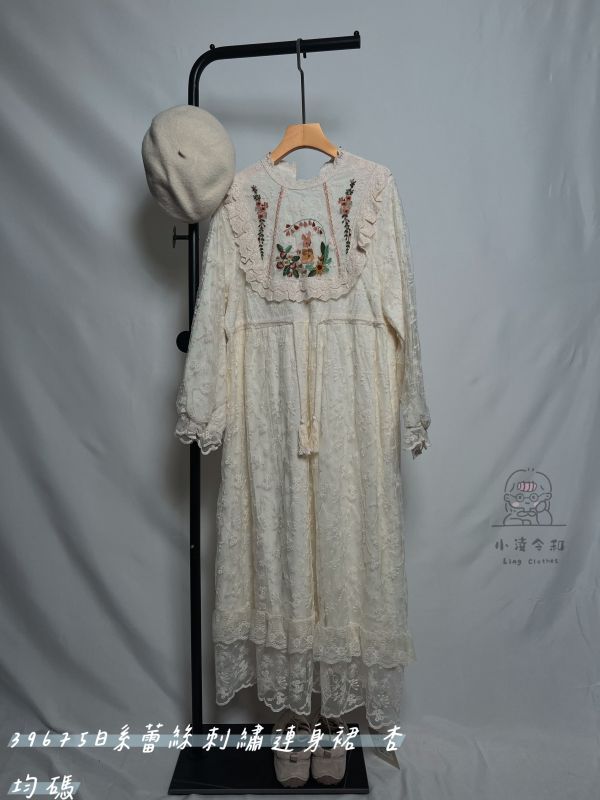 日系蕾絲刺繡連身裙 蕾絲刺繡連身裙、日系連身裙、刺繡洋裝、秋冬洋裝、女連身裙、浪漫裙、百搭連身裙、通勤洋裝、約會裙、休閒洋裝、女洋裝、秋冬百搭裙