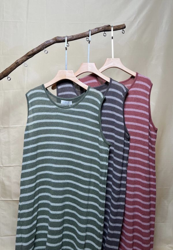 條紋圓領長背心 條紋長背心、圓領背心、日系針織、百搭背心、長版背心、女裝上衣、舒適針織、日系穿搭、休閒背心、層次穿搭