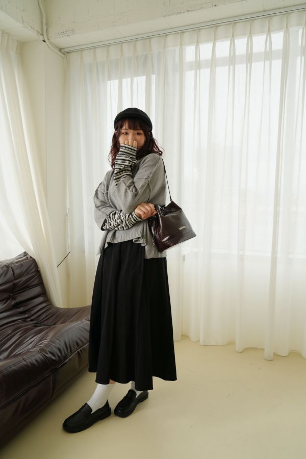 日系百搭側開上衣 日系側開上衣、側開衩上衣、羊毛混紡針織、百搭上衣、秋冬針織上衣、日系穿搭、咖色上衣、寬鬆針織、休閒長袖、混紡上衣