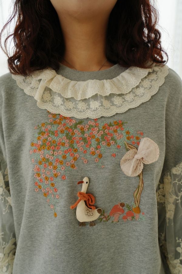 立體鴨鴨刺繡大學T 立體鴨鴨刺繡大學T、大學T、刺繡上衣、袖蕾絲設計上衣、秋冬女上衣、休閒上衣、百搭大學T、趣味刺繡上衣、日常穿搭上衣、女長袖上衣、秋冬百搭上衣、可愛刺繡上衣