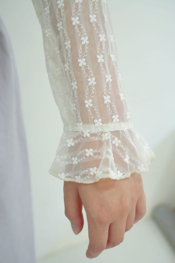 淡花透膚打底上衣 透膚打底上衣、透膚系穿搭、氣質長袖推薦、層次穿搭內搭款、日系內搭上衣、長袖輕薄上衣推薦