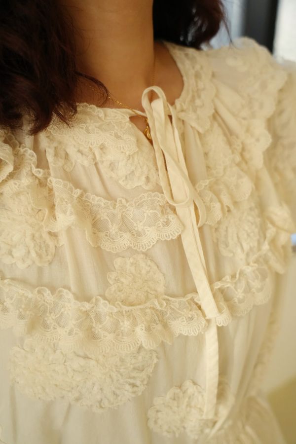 布蕾絲純棉上衣 純棉上衣、布蕾絲上衣、日系長袖上衣、甜美上衣、棉質長袖、粉藍上衣、杏色上衣、日系穿搭、氣質女裝、百搭上衣