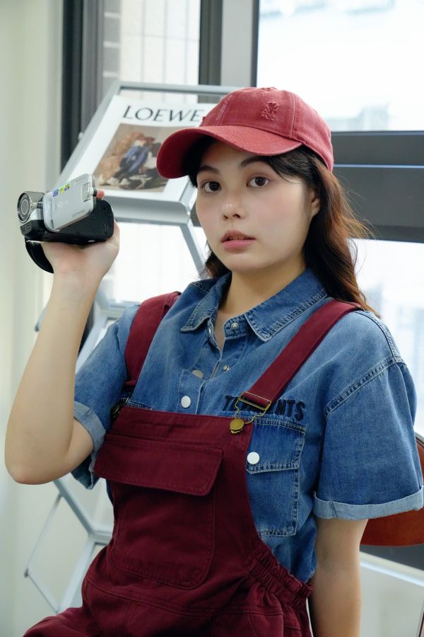 咖啡館漫步 吊帶短褲 咖啡館漫步吊帶短褲、吊帶短褲、日系吊帶褲、紅色吊帶短褲、奶卡色吊帶短褲、復古吊帶褲、夏季短褲、日常穿搭短褲、甜美吊帶短褲、休閒吊帶褲、女生短褲、百搭吊帶短褲、韓系吊帶短褲、輕鬆穿搭、街頭休閒短褲