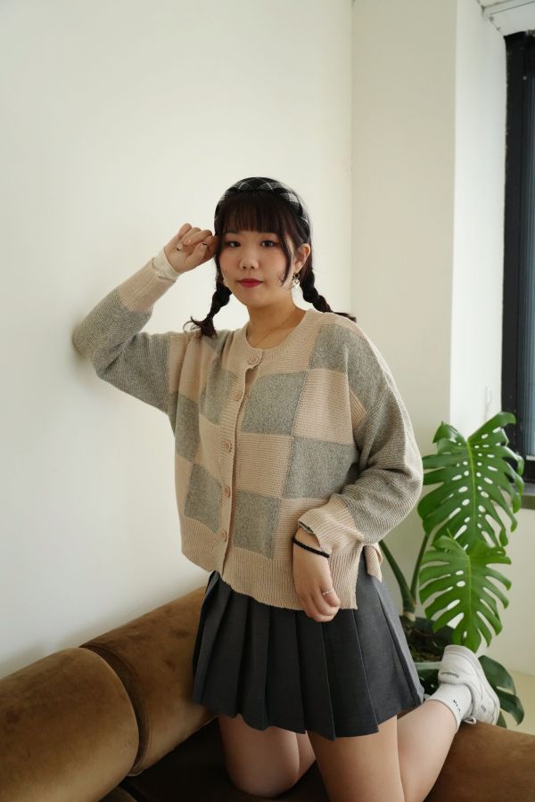 寬鬆格紋針織外套 格紋針織外套、寬鬆毛衣外套、日系針織、百搭外套、女裝針織、舒適針織、秋冬上衣、日系穿搭、休閒毛衣、格紋上衣