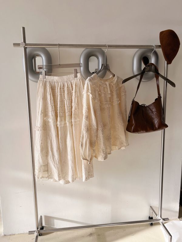 重工刺繡蕾絲裙 重工刺繡蕾絲裙、刺繡蕾絲半身裙、秋冬半身裙、女洋裝、優雅裙、浪漫裙、百搭裙、通勤洋裝、約會裙、正式場合裙、秋冬百搭洋裝、質感裙