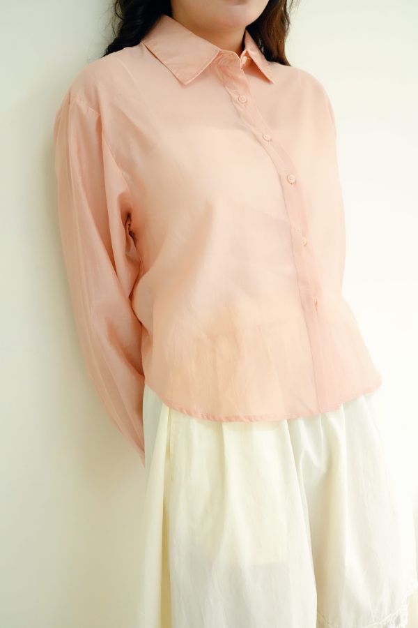 天絲微透短版襯衫 短版襯衫推薦、女生微透襯衫、夏日透氣襯衫、天絲材質上衣、氣質系短版上衣、女生通勤襯衫、短版長袖上衣女