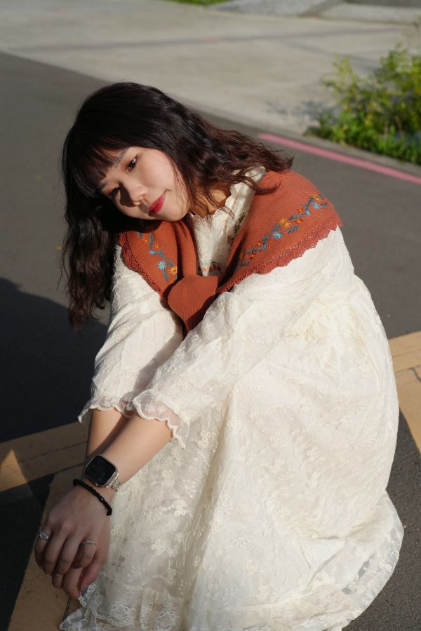 日系蕾絲刺繡連身裙 蕾絲刺繡連身裙、日系連身裙、刺繡洋裝、秋冬洋裝、女連身裙、浪漫裙、百搭連身裙、通勤洋裝、約會裙、休閒洋裝、女洋裝、秋冬百搭裙