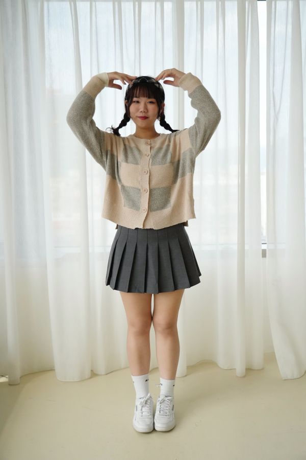 寬鬆格紋針織外套 格紋針織外套、寬鬆毛衣外套、日系針織、百搭外套、女裝針織、舒適針織、秋冬上衣、日系穿搭、休閒毛衣、格紋上衣