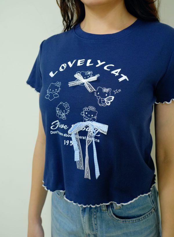 kitty蝴蝶結滾邊上衣 蝴蝶結上衣、卡通風短袖T恤、女生可愛風上衣、日系甜美穿搭、俏皮風格衣服、可愛圖案T恤、女孩卡通上衣推薦、短袖百搭上衣