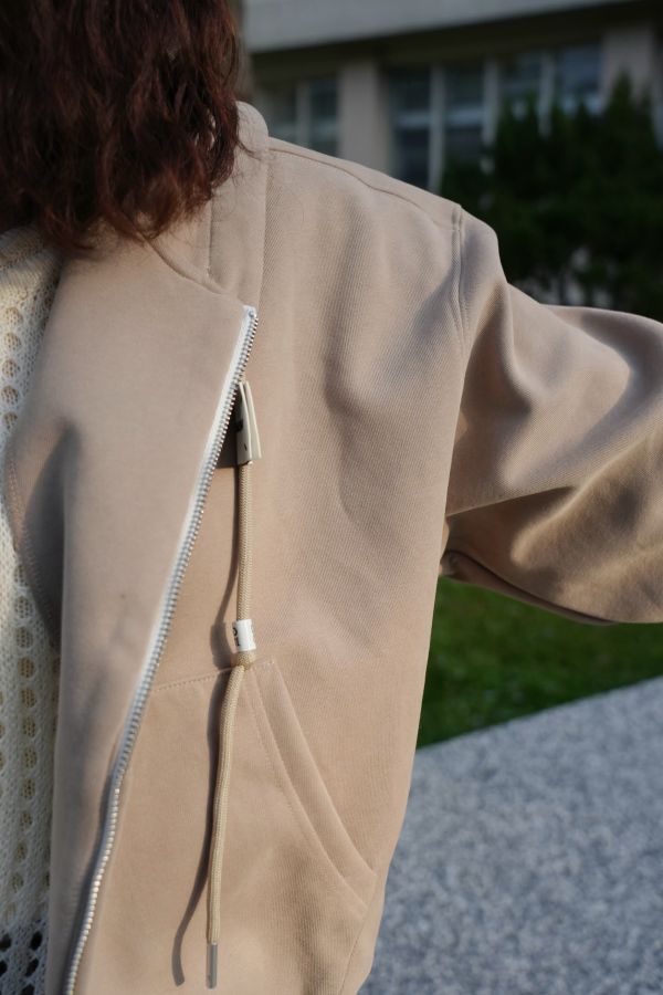 短款衛衣外套 短款衛衣外套、短版休閒上衣、日系外套、淺咖色衛衣、百搭外套、女裝衛衣、舒適上衣、日系穿搭、休閒短款外套、秋冬上衣