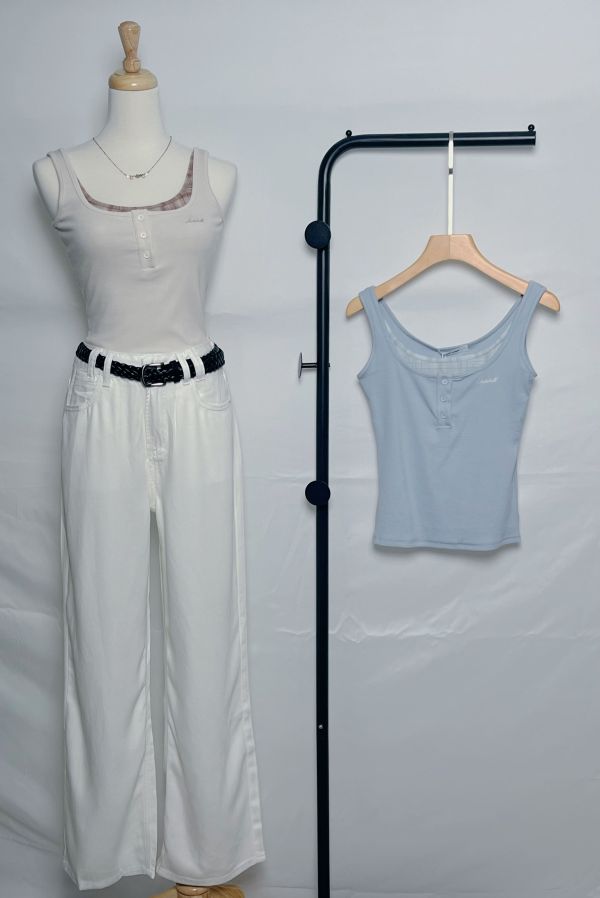 簡約層次假兩件背心 假兩件背心、層次感穿搭、百搭無袖上衣、女生背心推薦、夏季假兩件、一件多層次穿搭、通勤背心上衣、假兩件造型單品