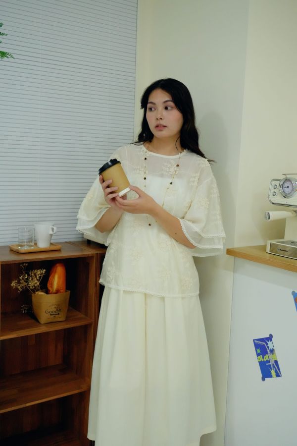 飛飛袖天絲繡花上衣 天絲上衣、天絲繡花上衣、日系上衣、氣質上衣、透氣上衣、夏季上衣、女裝上衣、百搭上衣、刺繡上衣、天絲女裝、天絲襯衫、天絲短袖