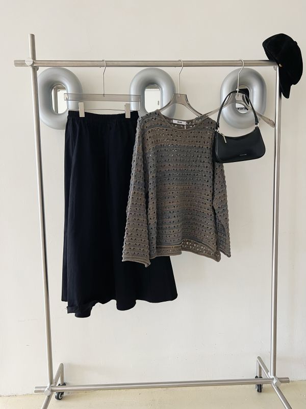 混織洞洞設計上衣 洞洞上衣、混織針織、羊毛混紡上衣、日系針織、透氣上衣、設計款上衣、針織長袖、休閒上衣、層次穿搭、秋冬針織