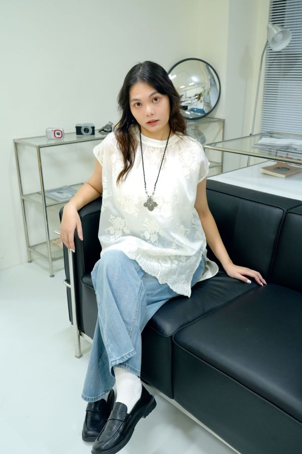 天絲刺繡背心 天絲刺繡背心、白色背心、天絲背心、刺繡背心、夏季背心、女生背心、內搭背心、優雅背心、柔軟背心、百搭背心、休閒背心、甜美背心、日常穿搭背心、細緻刺繡背心