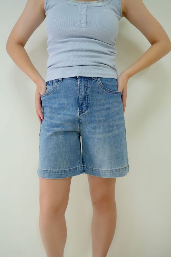 日常四分褲 女生高腰短褲、四分褲穿搭、顯腿長短褲、夏季休閒褲推薦、四分褲女休閒、夏天短褲推薦