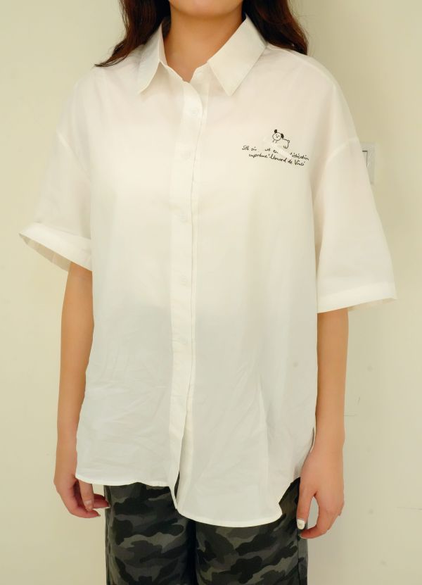 狗狗日常襯衫 插畫風襯衫、狗狗圖案襯衫、可愛風襯衫推薦、女生寬鬆襯衫、狗狗印花穿搭、輕鬆休閒風