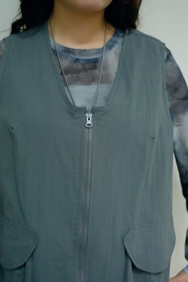 灰境機能背心 工裝風背心、潮流戶外單品、都會機能風、輕機能穿搭推薦、灰色系穿搭