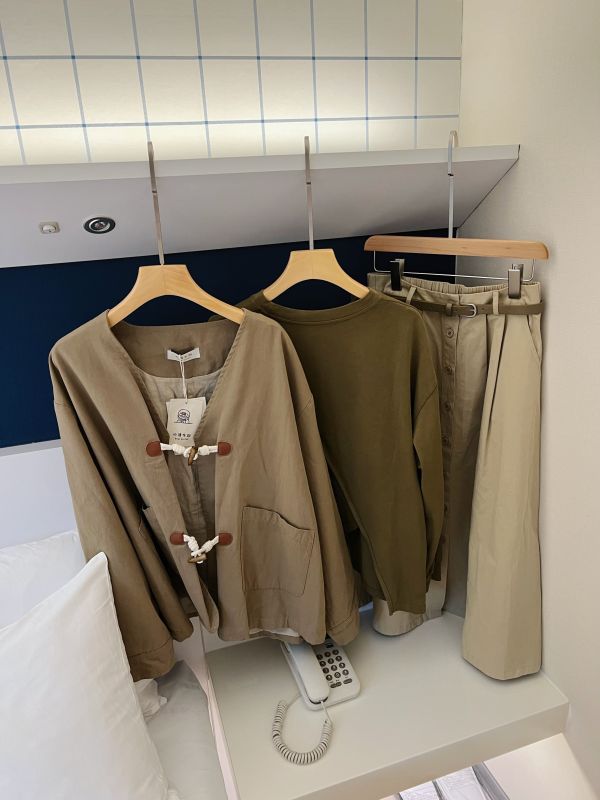 純棉牛角釦外套 純棉牛角釦外套、牛角釦外套、純棉外套、秋冬女外套、百搭外套、休閒外套、女外套、通勤外套、日常外套、秋冬經典外套、復古外套、舒適外套