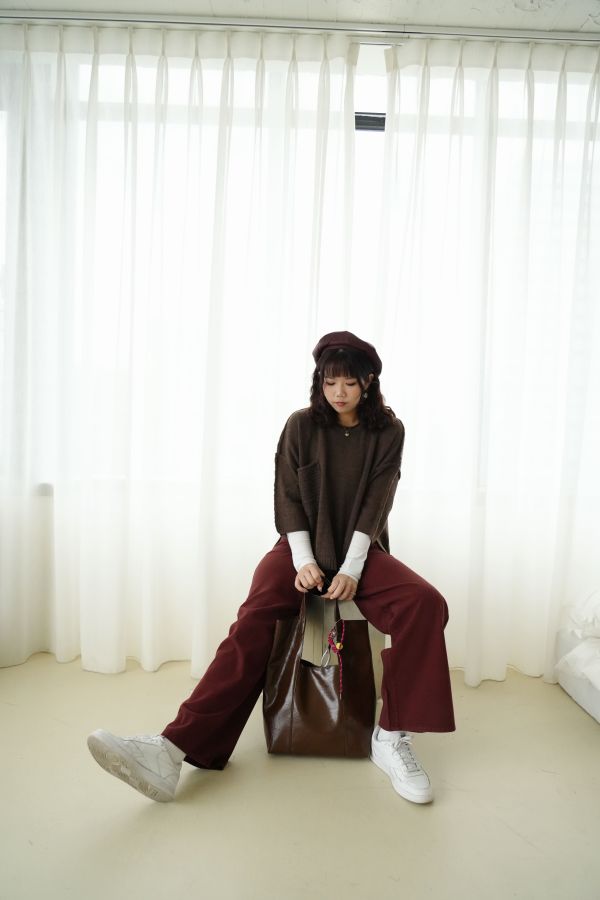 日系百搭側開上衣 日系側開上衣、側開衩上衣、羊毛混紡針織、百搭上衣、秋冬針織上衣、日系穿搭、咖色上衣、寬鬆針織、休閒長袖、混紡上衣