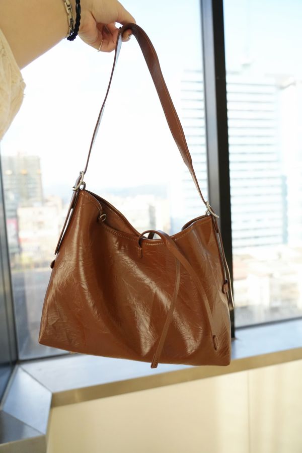 焦糖古韻肩背包 焦糖古韻肩背包、棕包、棕色手提包、秋冬包、百搭包、質感包、通勤包、女包、日常包款、時尚手提包、休閒包、經典棕包、優雅包款