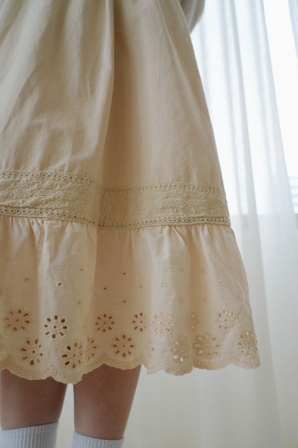 拼接蕾絲抽繩棉裙 拼接蕾絲抽繩棉裙、蕾絲棉裙、抽繩棉裙、秋冬女棉裙、百搭棉裙、下擺蕾絲裙、日常穿搭裙、休閒棉裙、女棉裙、舒適棉裙、約會裙、秋冬百搭裙