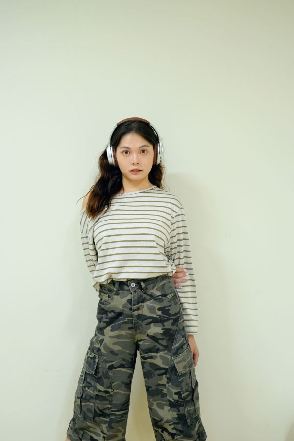 蜜雨樁織條紋Ｔ恤 條紋T恤, 斜肩綁帶上衣, 針織T恤, 百搭上衣, 蜜雨T恤, 女生條紋T, 舒適上衣, 日常穿搭上衣, 潮流上衣, 層次感上衣