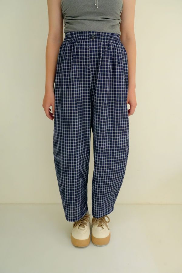 涼涼格紋蘿蔔褲 格紋蘿蔔褲、蘿蔔褲推薦、透氣涼感褲子、顯瘦版型褲、清新格紋褲、女生休閒長褲、夏日必備穿搭