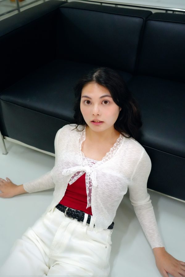 蕾絲綁帶罩衫 蕾絲綁帶罩衫、氣質罩衫推薦、輕薄蕾絲外套、春夏罩衫穿搭、約會穿搭單品、女生百搭罩衫、浪漫風格罩衫