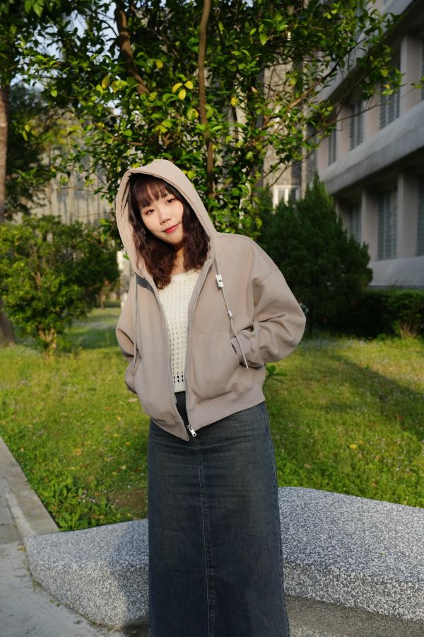 短款衛衣外套 短款衛衣外套、短版休閒上衣、日系外套、淺咖色衛衣、百搭外套、女裝衛衣、舒適上衣、日系穿搭、休閒短款外套、秋冬上衣