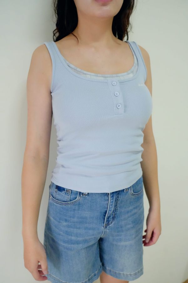 簡約層次假兩件背心 假兩件背心、層次感穿搭、百搭無袖上衣、女生背心推薦、夏季假兩件、一件多層次穿搭、通勤背心上衣、假兩件造型單品