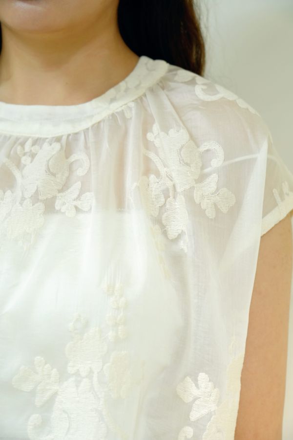 天絲刺繡背心 天絲刺繡背心、白色背心、天絲背心、刺繡背心、夏季背心、女生背心、內搭背心、優雅背心、柔軟背心、百搭背心、休閒背心、甜美背心、日常穿搭背心、細緻刺繡背心