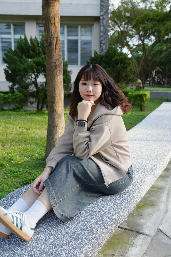 短款衛衣外套 短款衛衣外套、短版休閒上衣、日系外套、淺咖色衛衣、百搭外套、女裝衛衣、舒適上衣、日系穿搭、休閒短款外套、秋冬上衣