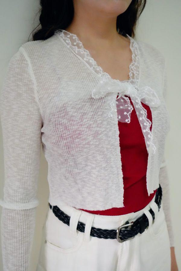 蕾絲綁帶罩衫 蕾絲綁帶罩衫、氣質罩衫推薦、輕薄蕾絲外套、春夏罩衫穿搭、約會穿搭單品、女生百搭罩衫、浪漫風格罩衫