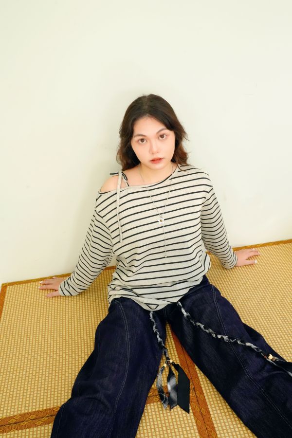 蜜雨樁織條紋Ｔ恤 條紋T恤, 斜肩綁帶上衣, 針織T恤, 百搭上衣, 蜜雨T恤, 女生條紋T, 舒適上衣, 日常穿搭上衣, 潮流上衣, 層次感上衣
