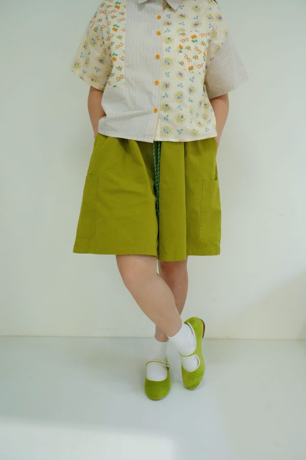 撞色抽繩五分褲 撞色五分褲、抽繩短褲、五分褲推薦、街頭風短褲、男女款五分褲、夏季百搭短褲、拼接風格短褲