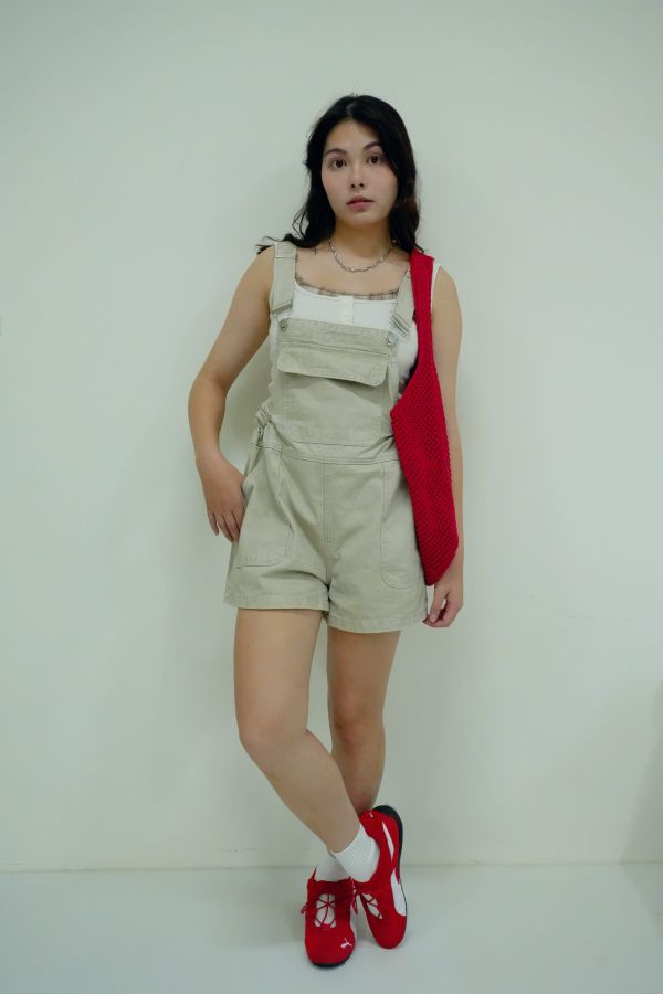 咖啡館漫步 吊帶短褲 咖啡館漫步吊帶短褲、吊帶短褲、日系吊帶褲、紅色吊帶短褲、奶卡色吊帶短褲、復古吊帶褲、夏季短褲、日常穿搭短褲、甜美吊帶短褲、休閒吊帶褲、女生短褲、百搭吊帶短褲、韓系吊帶短褲、輕鬆穿搭、街頭休閒短褲