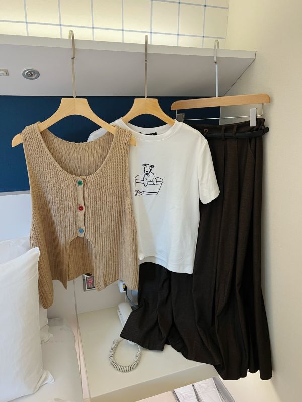 設計款彩釦針織背心 設計針織背心、彩釦背心、百搭背心、日系穿搭、層次穿搭、棉質針織、秋冬背心