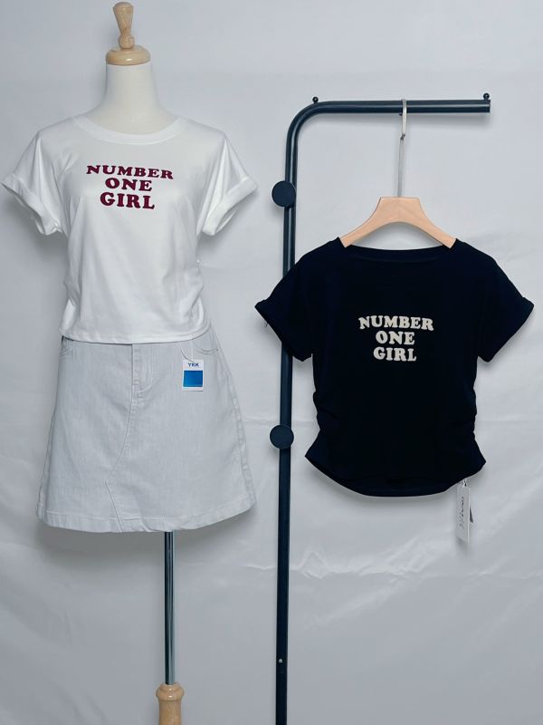 植絨字母顯腰身上衣 植絨字母上衣、顯腰身T恤、修身短袖上衣、字母設計T恤、女生短版上衣、高腰搭配上衣、簡約時尚上衣、貼身剪裁T恤