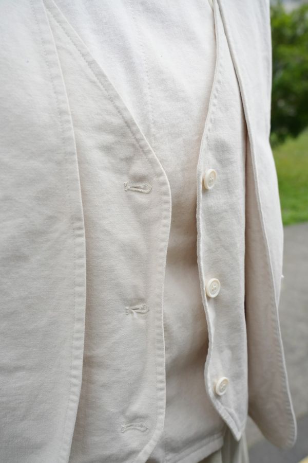 設計款日系馬甲背心 日系背心、馬甲背心、設計款背心、層次穿搭、修身背心、時尚外搭、日系穿搭、馬甲造型、極簡風服飾、潮流背心