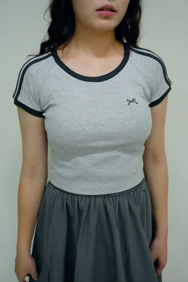 運動girl蝴蝶結短T 蝴蝶結短T女生運動風上衣、甜美風T恤、活力女孩穿搭、運動休閒短T、女生短T推薦、運動甜美風穿搭