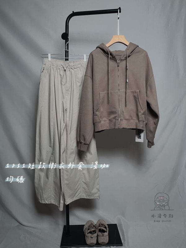 短款衛衣外套 短款衛衣外套、短版休閒上衣、日系外套、淺咖色衛衣、百搭外套、女裝衛衣、舒適上衣、日系穿搭、休閒短款外套、秋冬上衣