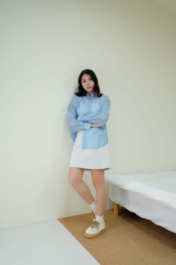 霧光天絲襯衫 天絲材質襯衫推薦、氣質感長袖上衣、輕薄天絲襯衫、柔霧光澤上衣、通勤穿搭襯衫、天絲長袖女裝、簡約氣質襯衫、女生質感上衣推薦