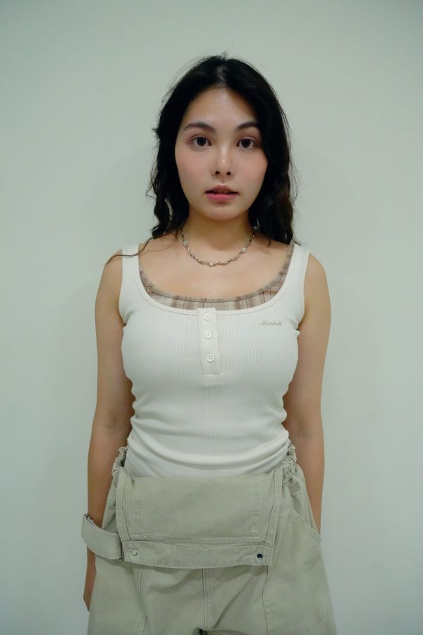 簡約層次假兩件背心 假兩件背心、層次感穿搭、百搭無袖上衣、女生背心推薦、夏季假兩件、一件多層次穿搭、通勤背心上衣、假兩件造型單品