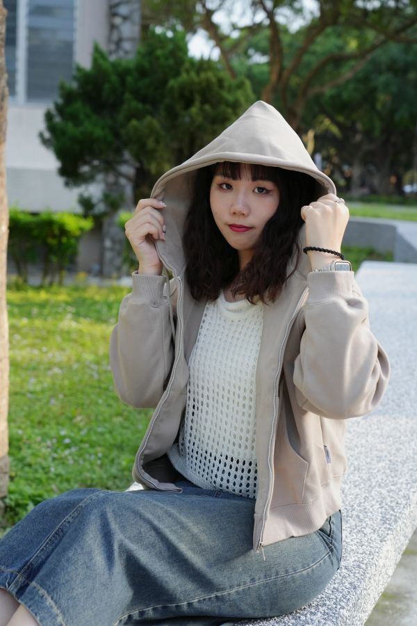 短款衛衣外套 短款衛衣外套、短版休閒上衣、日系外套、淺咖色衛衣、百搭外套、女裝衛衣、舒適上衣、日系穿搭、休閒短款外套、秋冬上衣